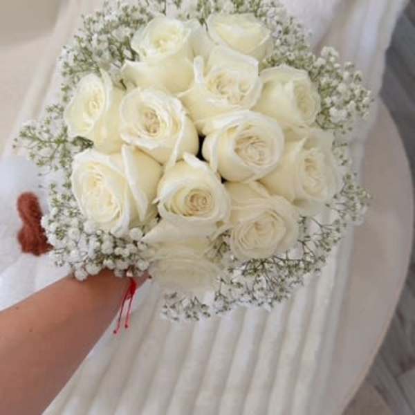 Bouquet of white roses with baby's breath