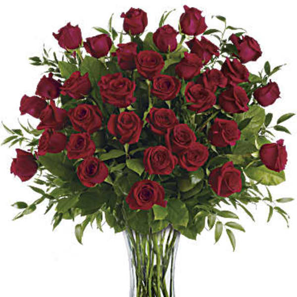 Bouquet of red roses in a clear glass vase