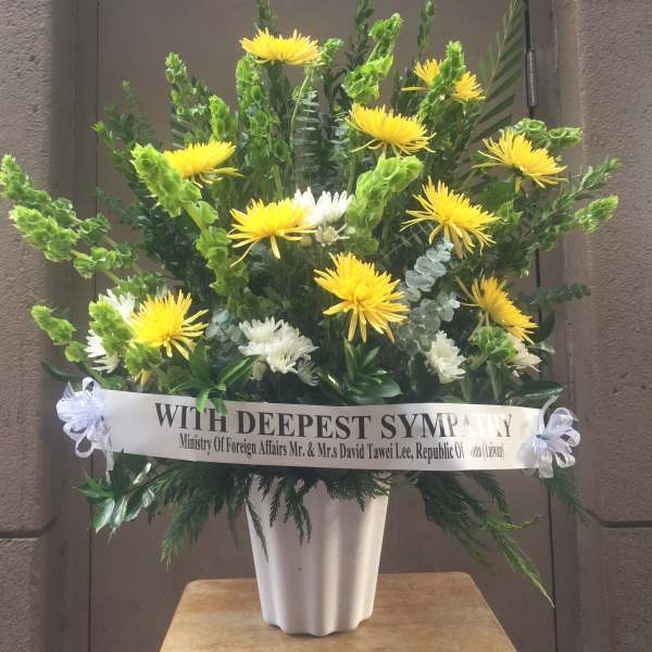 Arrangement with yellow spidermum - SL10060