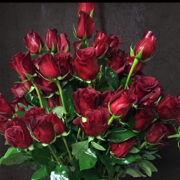 Bouquet of red roses in a clear glass vase