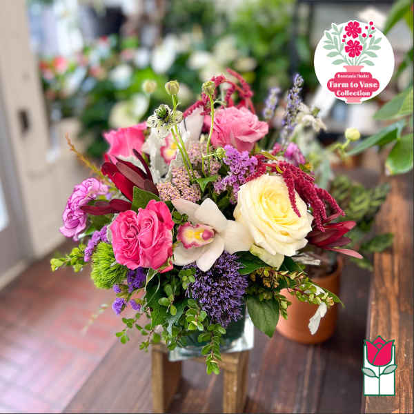 Mixed bouquet with pink and cream roses in a glass vase