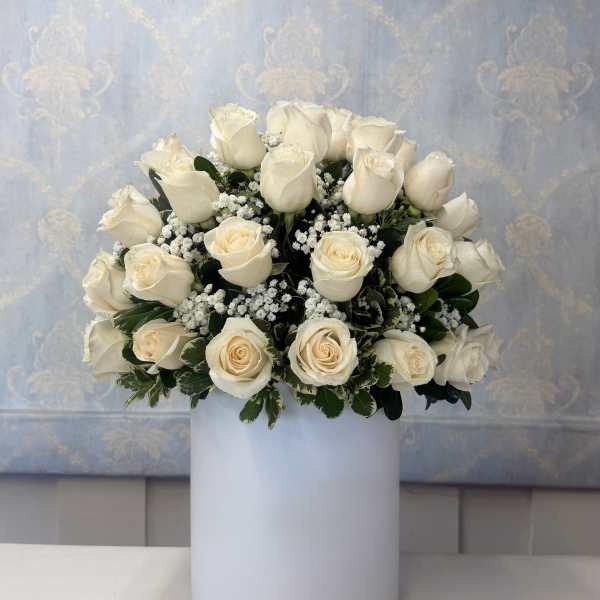 White Elegance – Premium Rose Arrangement