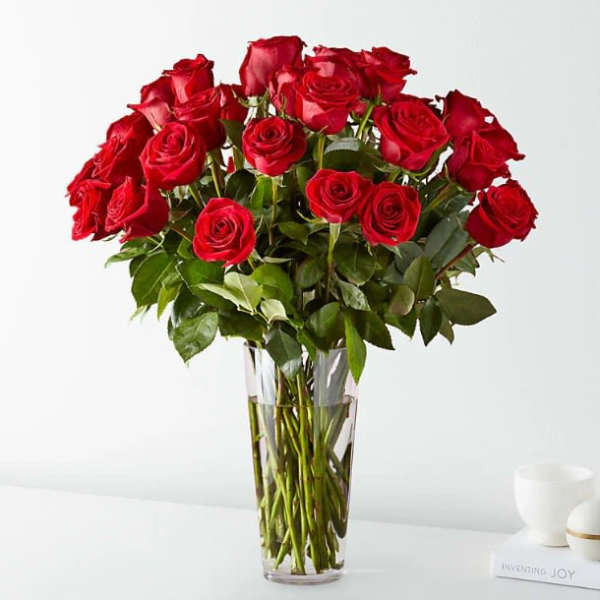 Bouquet of red roses in a clear glass vase