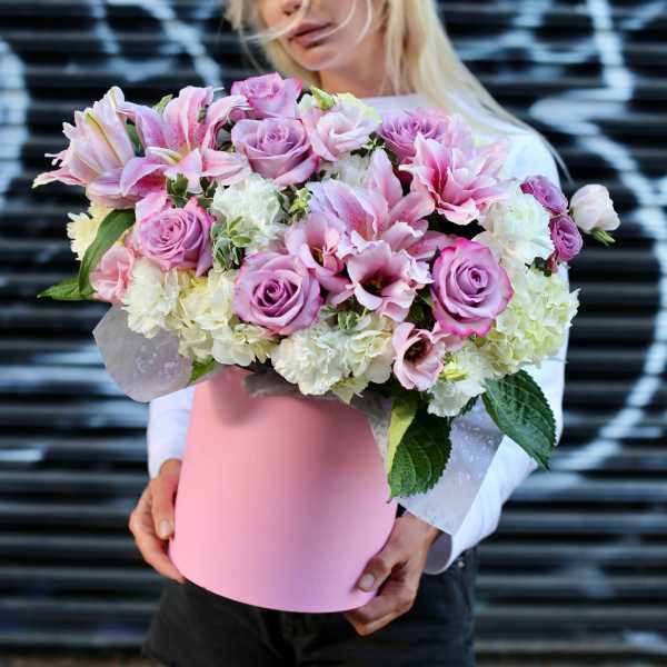 Pink and white bouquet in a pink hatbox
