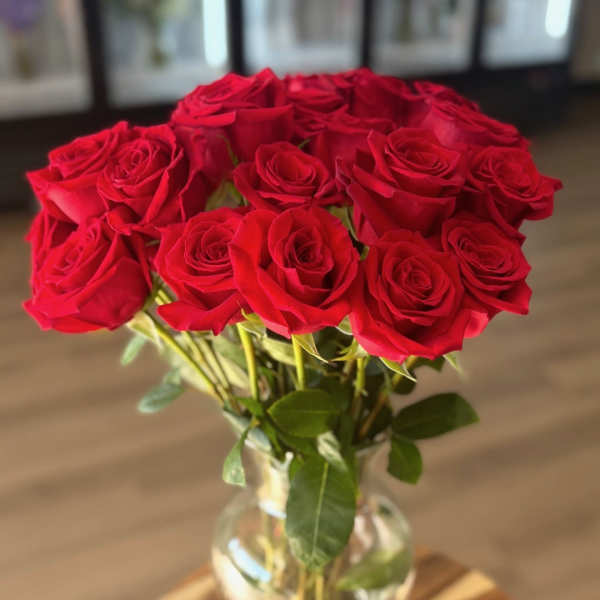 Bouquet of red roses in a clear glass vase