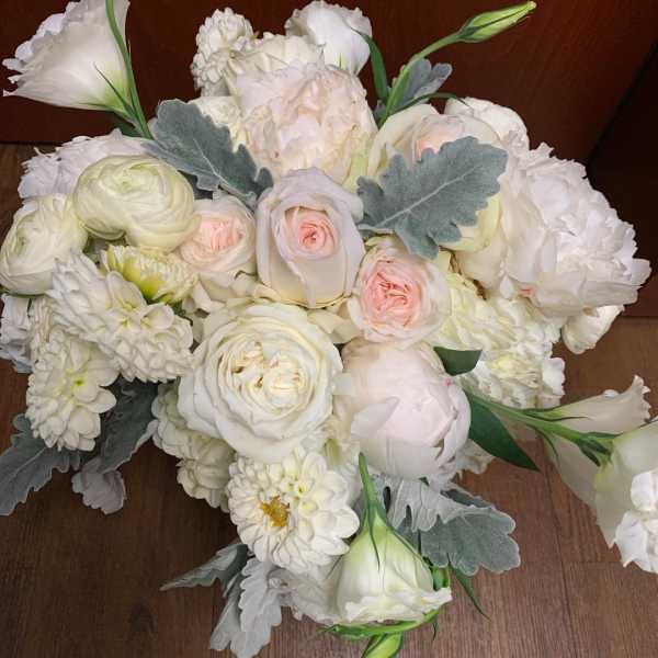 White and blush bouquet with roses, ranunculus, and lisianthus
