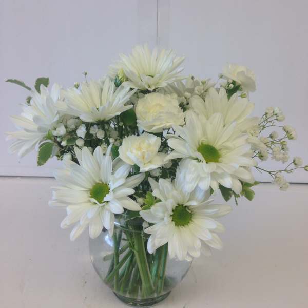 White daisy bouquet in a clear glass vase