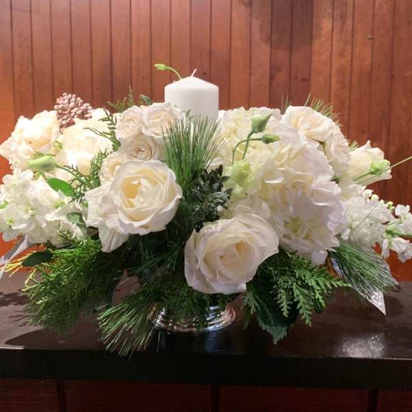 White floral centerpiece with roses and hydrangeas in a glass vase