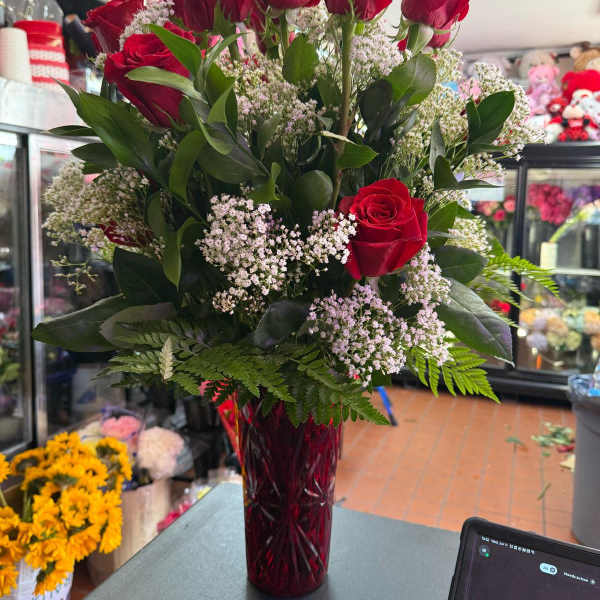 Mix Greens Dozen Roses in a Vase