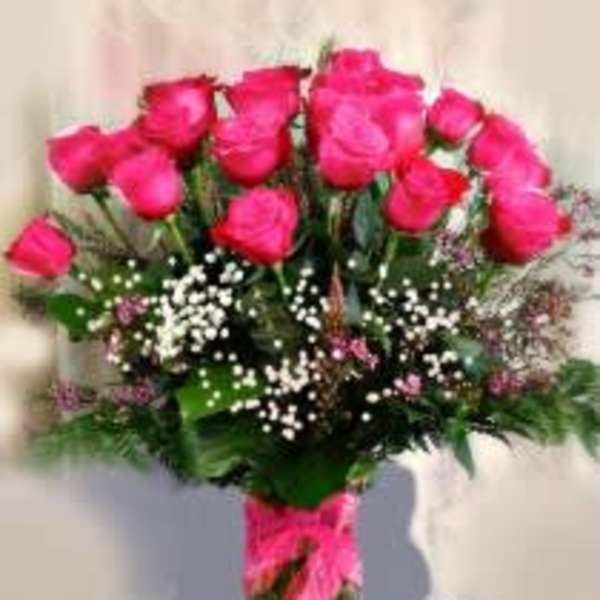 Bouquet of bright pink roses in a glass vase