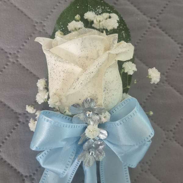WINTER WHISPE ROSE BOUTONNIERE