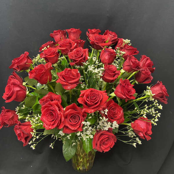 Bouquet of red roses in a clear glass vase