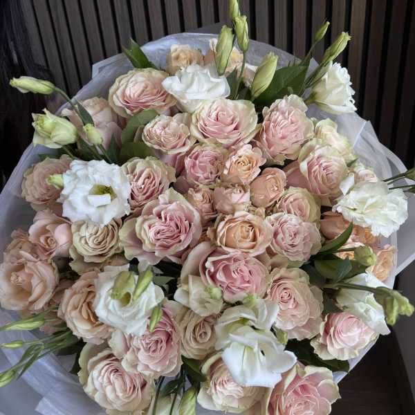 Bouquet of pale pink and white roses with white lisianthus