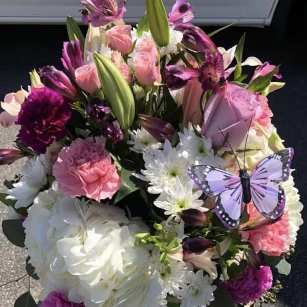 Mixed pink and white bouquet with a butterfly decoration