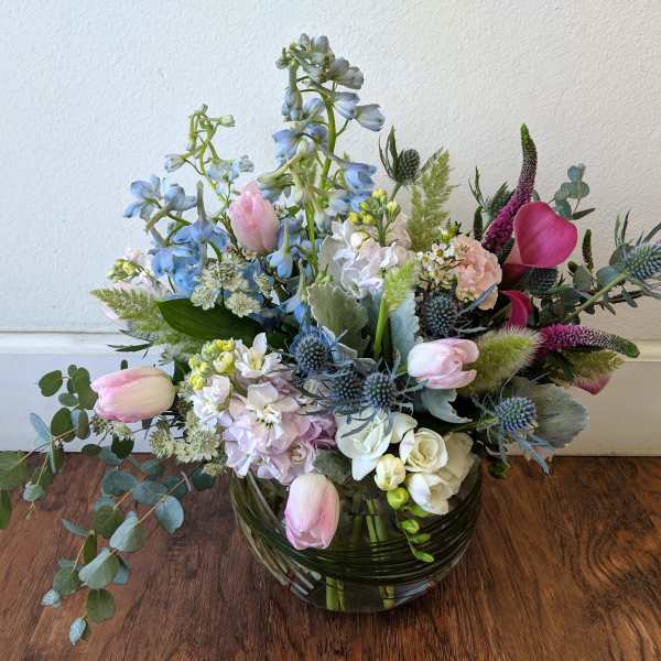 Mixed pastel bouquet in a glass bowl vase