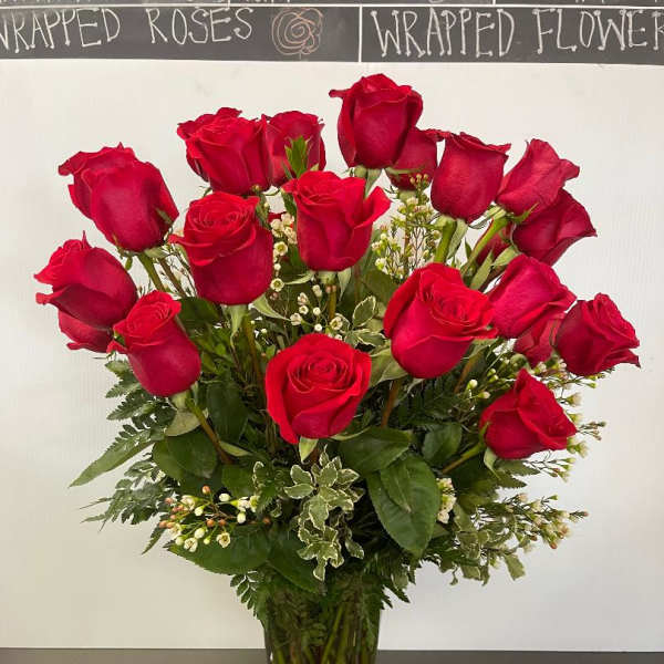 Bouquet of red roses in a clear glass vase