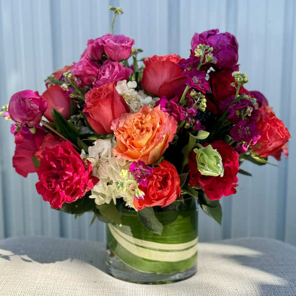 Mixed bouquet of roses and hydrangeas in a glass vase