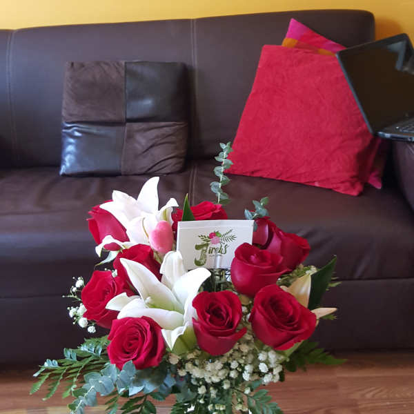 Red roses and white lilies in a glass vase