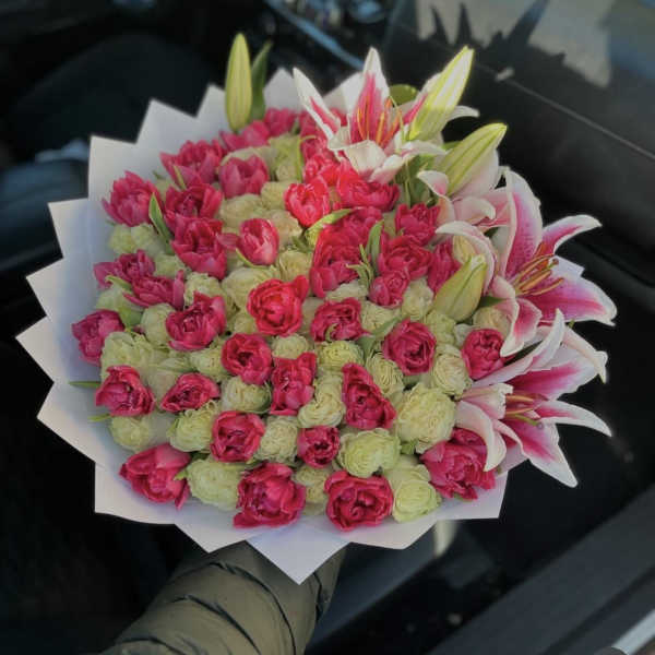 Hot Pink Tulip, White Rose and Pink Lily Ramo Buchon