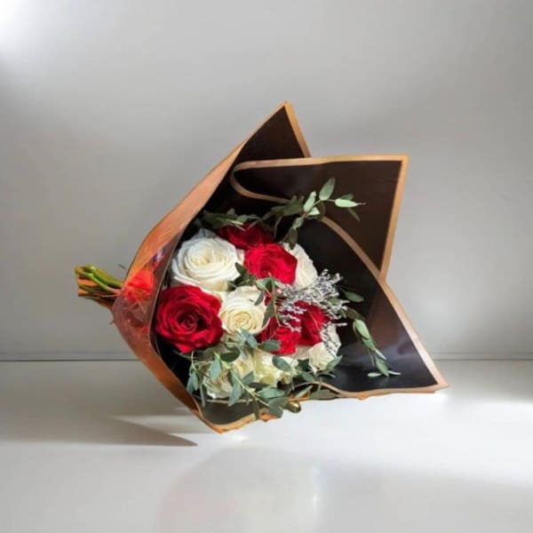 12 Rouses red & white Bouquet