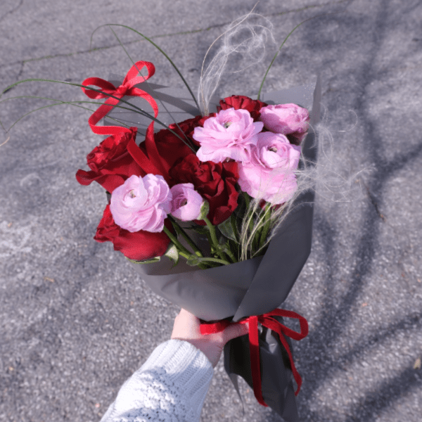 Sweet Rose & Ranunculus Kiss