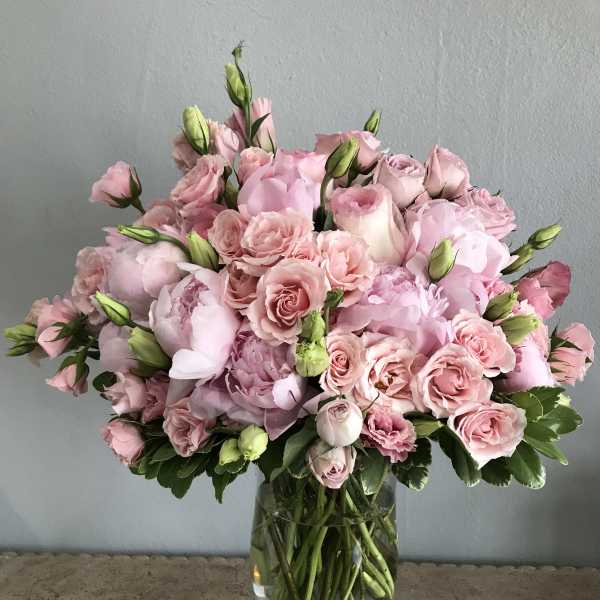 Pink rose bouquet in a clear glass vase