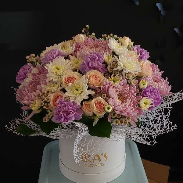 Pink and white mixed bouquet in a white hat box