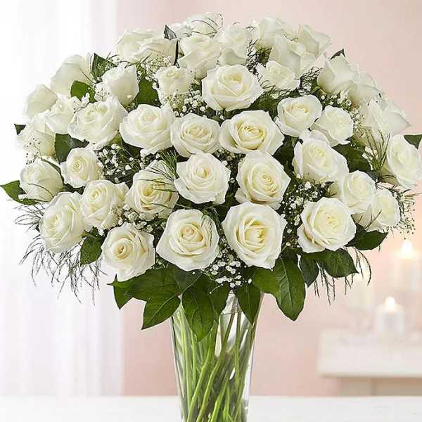 Bouquet of white roses in a clear glass vase