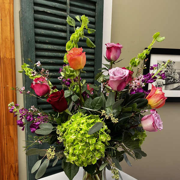 Mixed bouquet of roses and hydrangea in a clear glass vase