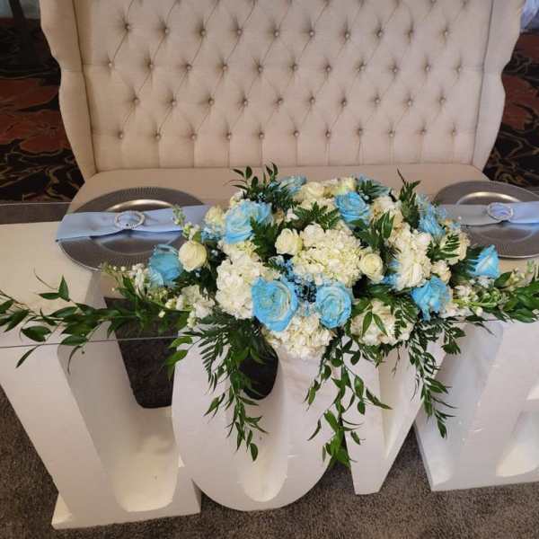 Main table center piece blue and white flowers