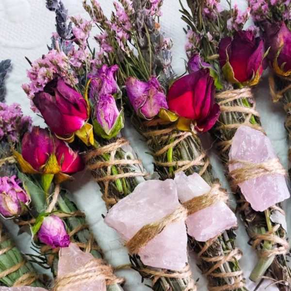 Small bundled rose bouquets tied with twine and pink stones