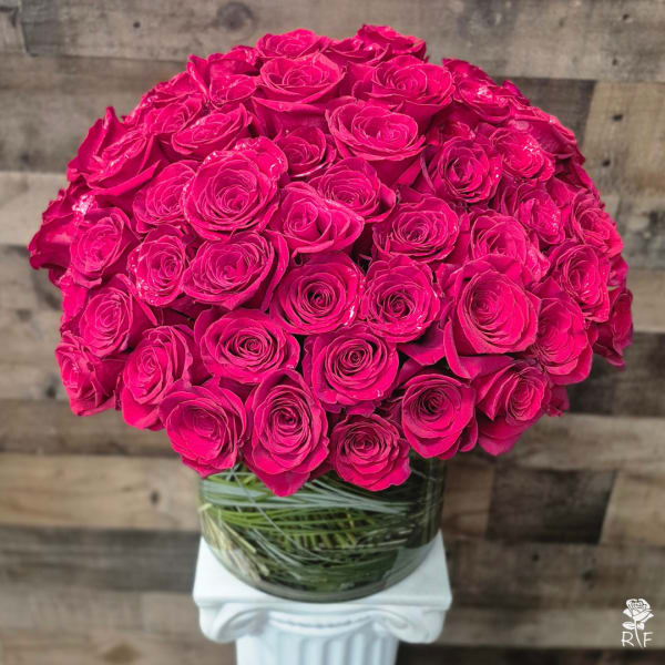 Bouquet of hot pink roses in a glass vase