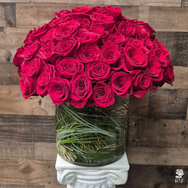Bouquet of hot pink roses in a glass vase