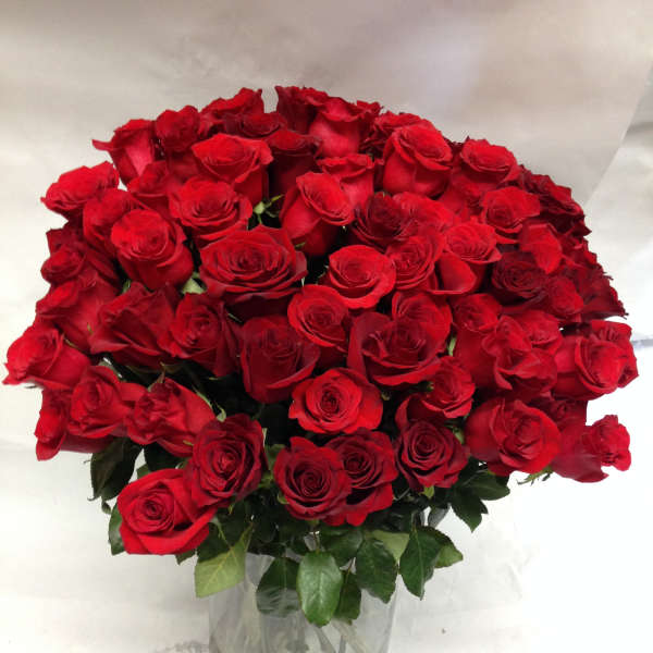 Bouquet of red roses in a clear glass vase