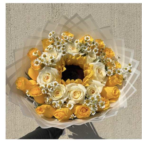 Bouquet of yellow and white roses with small white daisies