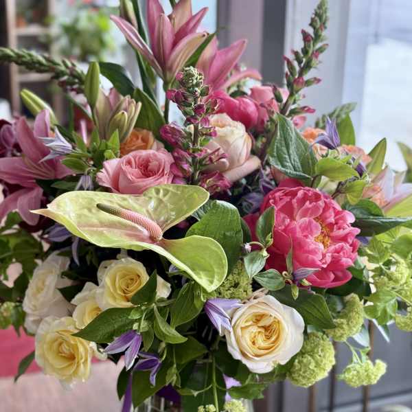 Mixed pink and cream bouquet in a clear glass vase