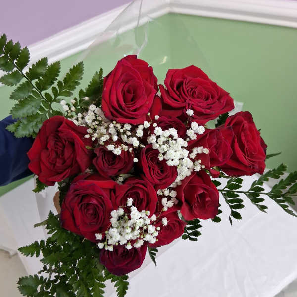 One dozen classic red roses bouquet