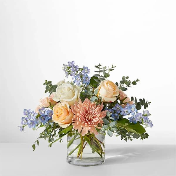Bouquet of roses and a pink chrysanthemum in a glass vase