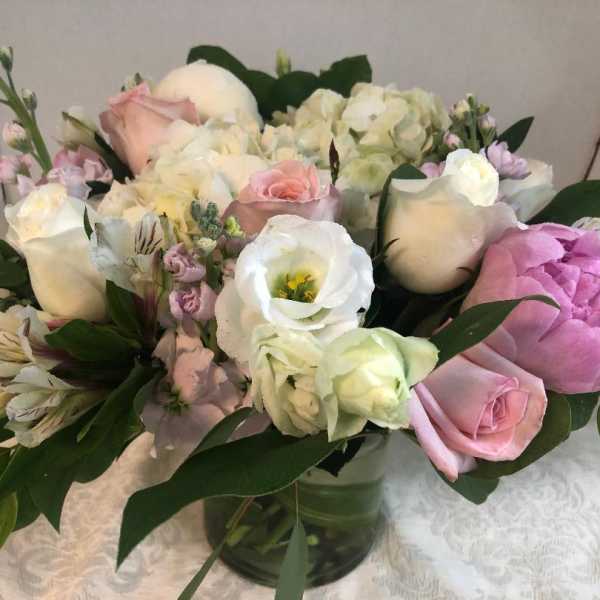 Pink and white mixed bouquet in a glass vase