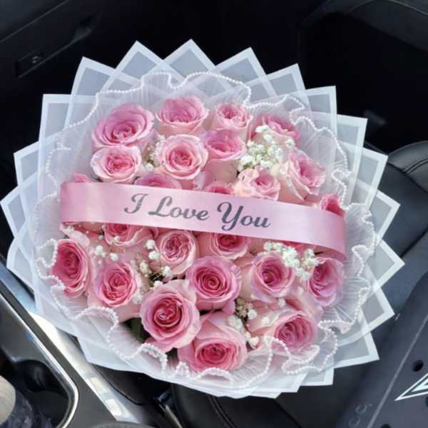 Pink rose bouquet with a ribbon that says I Love You
