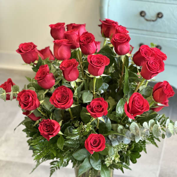Bouquet of red roses in a clear glass vase