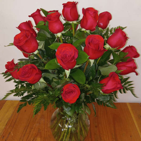 Bouquet of red roses in a clear glass vase