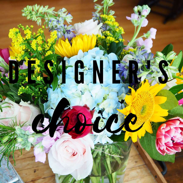 Mixed bouquet with hydrangea, roses, and sunflowers in a glass vase