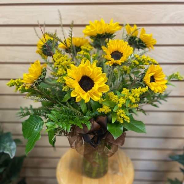 Bouquet of yellow sunflowers in a glass vase