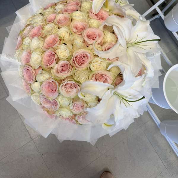 Bouquet of 100 roses in white and pink, decorated with beautiful oriental Lilis