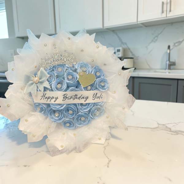 Blue rose bouquet with white tulle and a birthday message