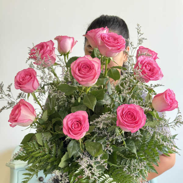 Bouquet of pink roses in a glass vase