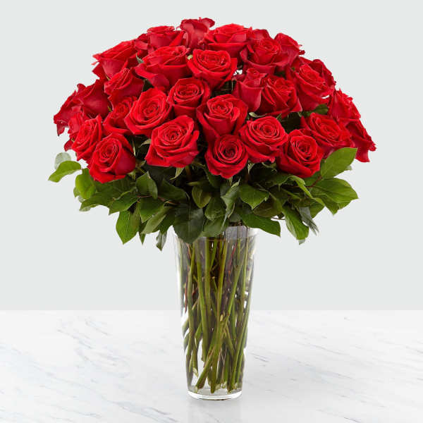 Bouquet of red roses in a clear glass vase