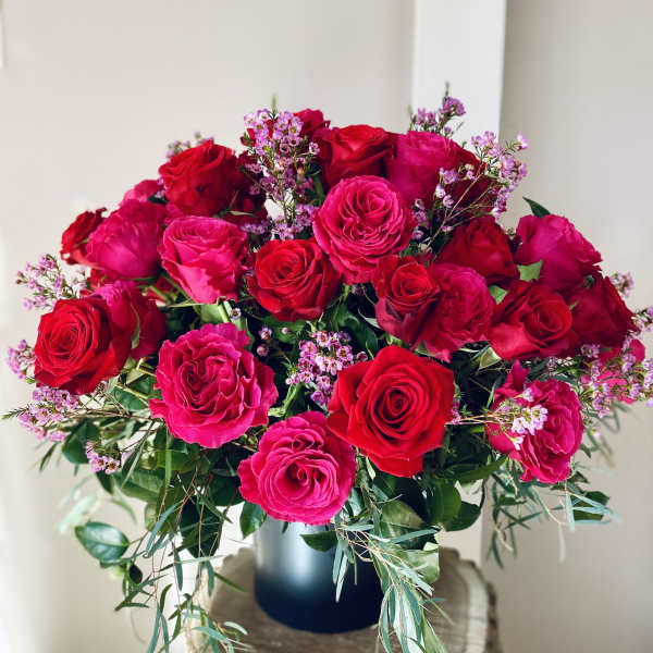 Bouquet of red and pink roses in a vase