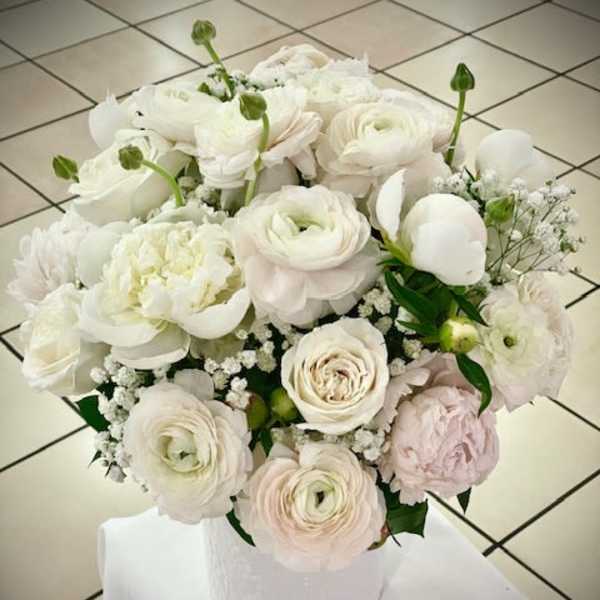 White and blush bouquet in a white vase